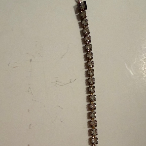 Elegant Butterfly Necklace in Gold tone, perfect rhinestone chain - Picture 4 of 6